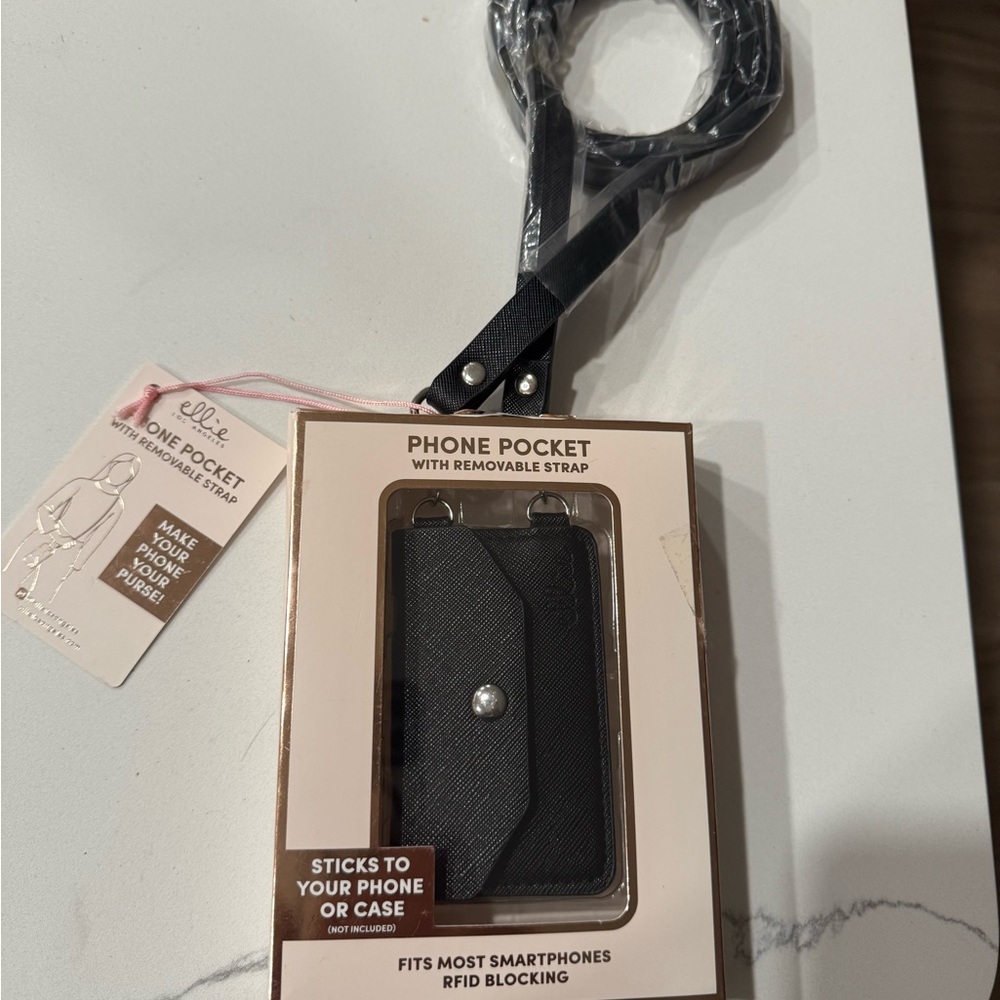 NWT Ellie Los Angeles Black Phone Pocket with Detachable Strap